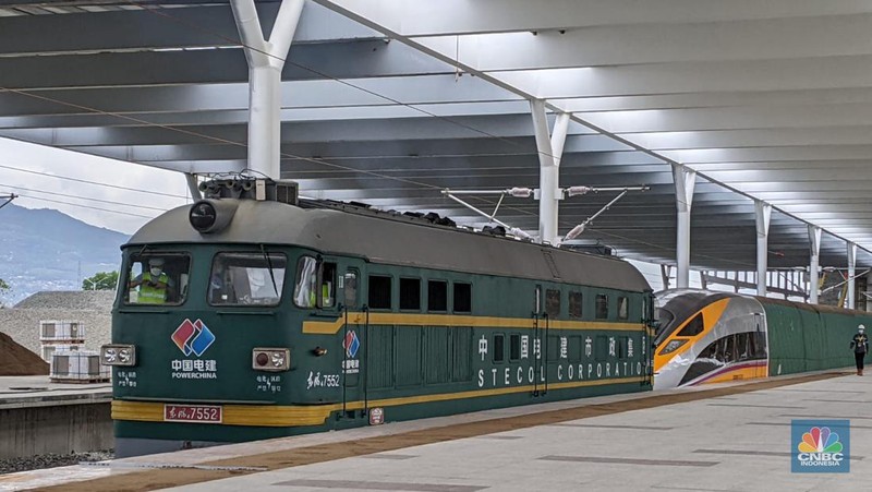 Kunjungan Presiden Joko Widodo ke Stasiun Kereta Cepat Jakarta Bandung di Tegalluar. (CNBC Indonesia/Emir Yanwardana)