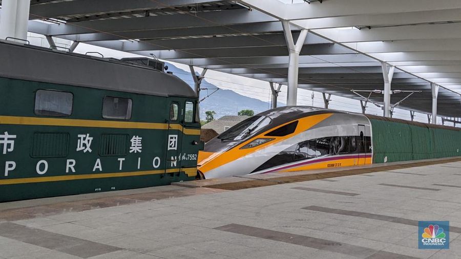 Kunjungan Presiden Joko Widodo ke Stasiun Kereta Cepat Jakarta Bandung di Tegalluar. (CNBC Indonesia/Emir Yanwardana)