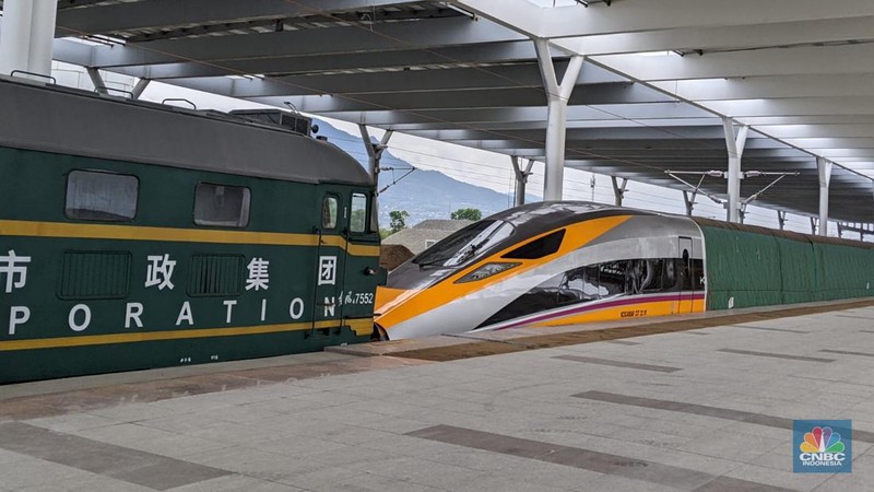 Kunjungan Presiden Joko Widodo ke Stasiun Kereta Cepat Jakarta Bandung di Tegalluar. (CNBC Indonesia/Emir Yanwardana)