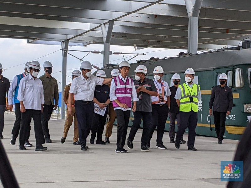 Kunjungan Presiden Joko Widodo ke Stasiun Kereta Cepat Jakarta Bandung di Tegalluar. (CNBC Indonesia/Emir Yanwardana)
