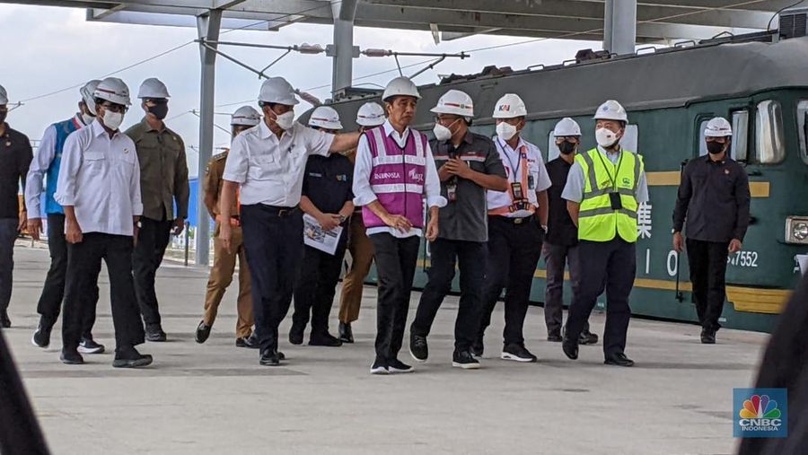 Kunjungan Presiden Joko Widodo ke Stasiun Kereta Cepat Jakarta Bandung di Tegalluar. (CNBC Indonesia/Emir Yanwardana)