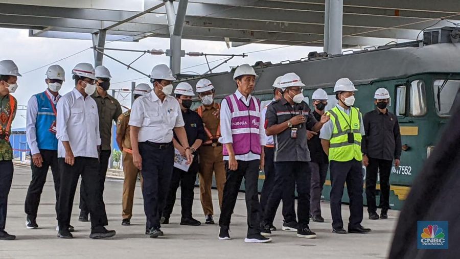 Kunjungan Presiden Joko Widodo ke Stasiun Kereta Cepat Jakarta Bandung di Tegalluar. (CNBC Indonesia/Emir Yanwardana)