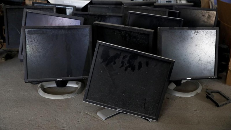 An employee holds a handful of lithium-ion cells from old laptop battery packs at the Quadloop recycling facility in Lagos, Nigeria October 4, 2022. REUTERS/Temilade Adelaja