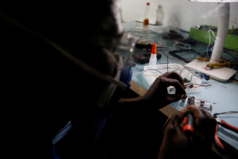 NIGERIA-SOLAR/WASTE An employee holds a handful of lithium-ion cells from old laptop battery packs at the Quadloop recycling facility in Lagos, Nigeria October 4, 2022. REUTERS/Temilade Adelaja