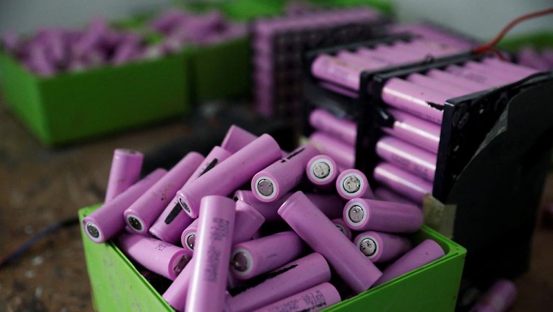 An employee holds a handful of lithium-ion cells from old laptop battery packs at the Quadloop recycling facility in Lagos, Nigeria October 4, 2022. REUTERS/Temilade Adelaja