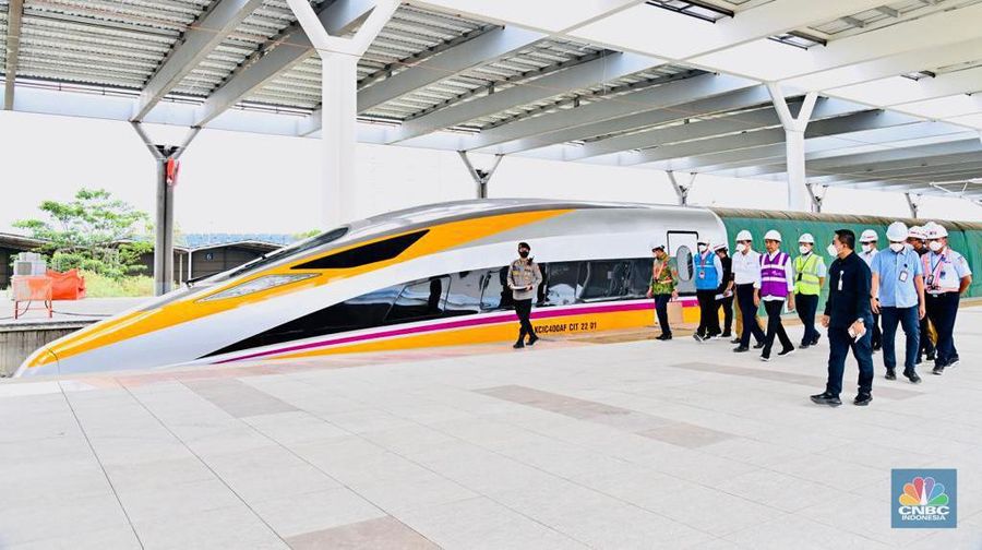 Presiden Joko Widodo (Jokowi) meninjau progres perkembangan pembangunan Kereta Api Cepat Jakarta-Bandung (KCJB) di Stasiun Tegal Luar, Kabupaten Bandung, Jawa Barat, Kamis (13/10/2022).