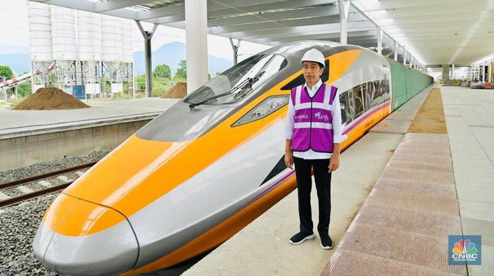 Presiden Joko Widodo (Jokowi) meninjau progres perkembangan pembangunan Kereta Api Cepat Jakarta-Bandung (KCJB) di Stasiun Tegal Luar, Kabupaten Bandung, Jawa Barat, Kamis (13/10/2022).