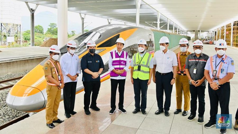Presiden Joko Widodo (Jokowi) meninjau progres perkembangan pembangunan Kereta Api Cepat Jakarta-Bandung (KCJB) di Stasiun Tegal Luar, Kabupaten Bandung, Jawa Barat, Kamis (13/10/2022).