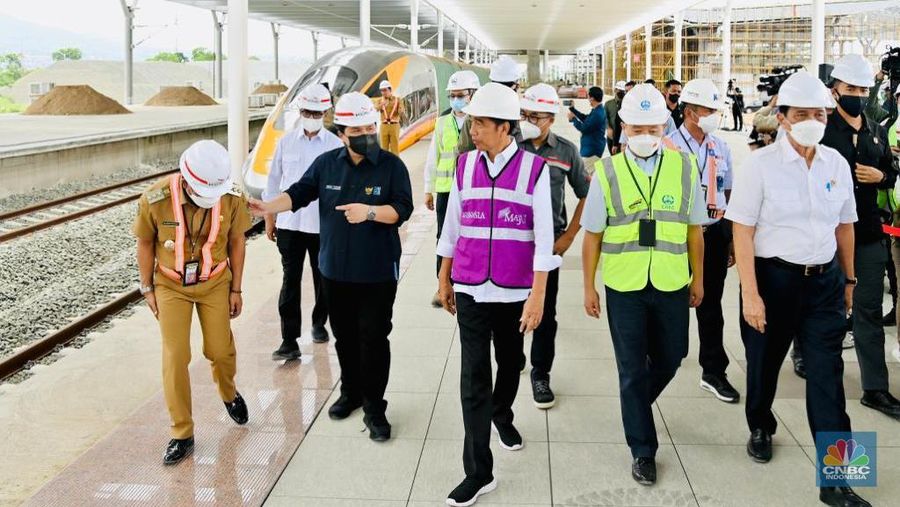 Presiden Joko Widodo (Jokowi) meninjau progres perkembangan pembangunan Kereta Api Cepat Jakarta-Bandung (KCJB) di Stasiun Tegal Luar, Kabupaten Bandung, Jawa Barat, Kamis (13/10/2022).