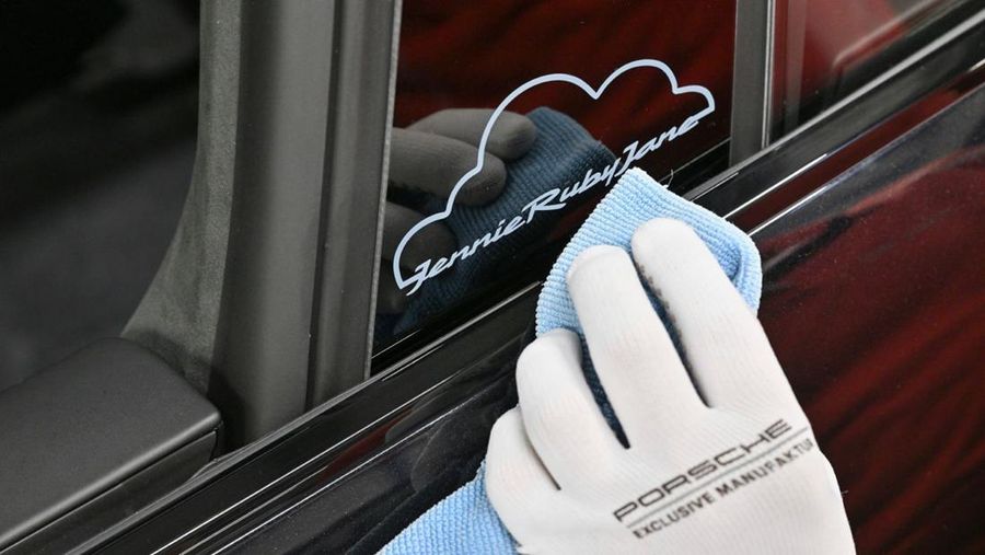 Taycan 4S Cross Turismo – Sonderwunsch for JENNIE (Porsche)