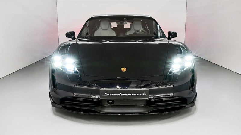 Taycan 4S Cross Turismo – Sonderwunsch for JENNIE (Porsche)