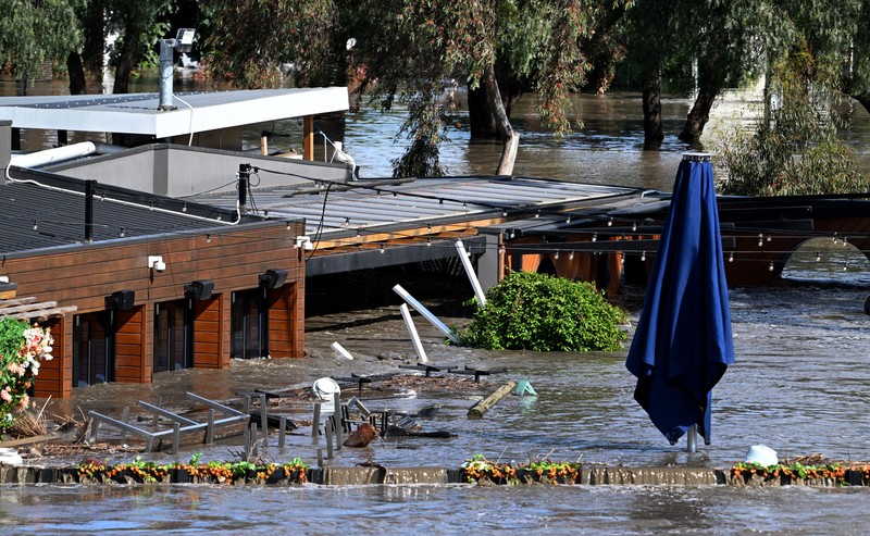 Banjir di Australia Pekerja darurat mengevakuasi warga saat banjir di pinggiran Melbourne, Maribyrnong, Australia, Jumat (14102/2022). Banjir telah menggenangi jalan, memaksa sekolah ditutup, dan memutus aliran listrik ke 3.000 rumah dan bisnis. (Photo by WILLIAM WEST/AFP via Getty Images)