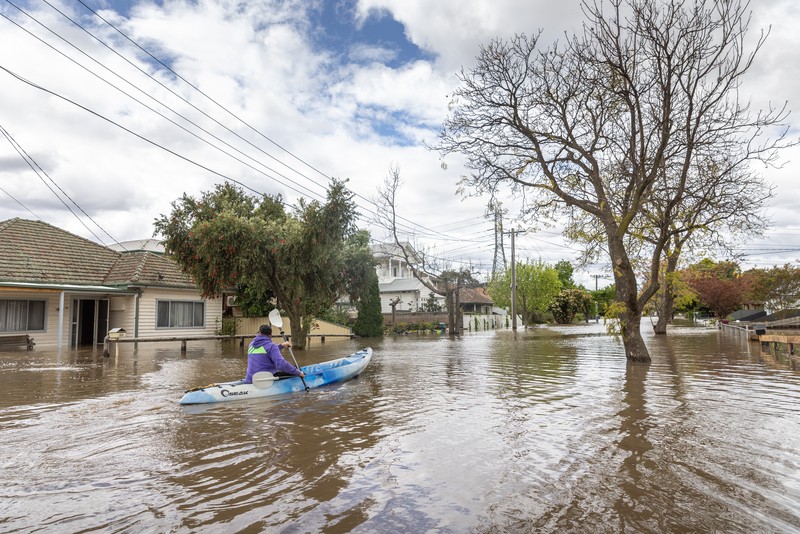 Banjir di Australia Pekerja darurat mengevakuasi warga saat banjir di pinggiran Melbourne, Maribyrnong, Australia, Jumat (14102/2022). Banjir telah menggenangi jalan, memaksa sekolah ditutup, dan memutus aliran listrik ke 3.000 rumah dan bisnis. (Photo by WILLIAM WEST/AFP via Getty Images)