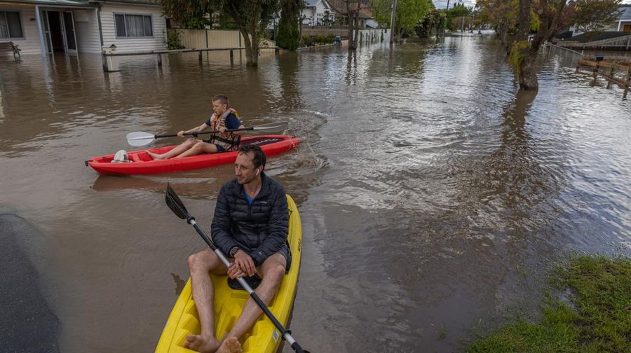 Pekerja darurat mengevakuasi warga saat banjir di pinggiran Melbourne, Maribyrnong, Australia, Jumat (14102/2022). Banjir telah menggenangi jalan, memaksa sekolah ditutup, dan memutus aliran listrik ke 3.000 rumah dan bisnis. (Photo by WILLIAM WEST/AFP via Getty Images)