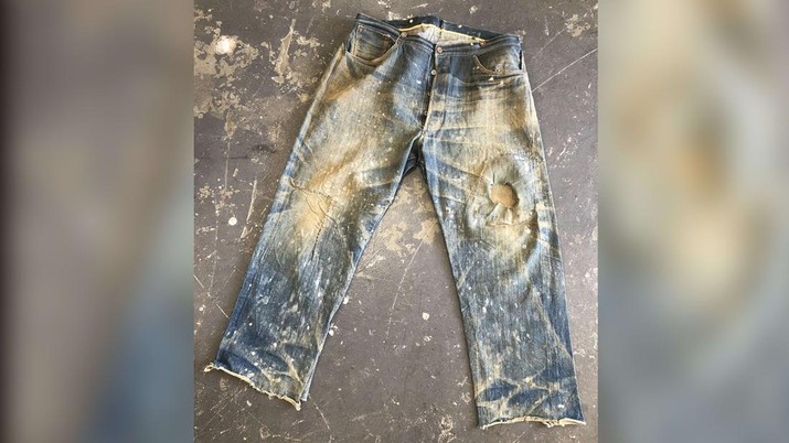 Jeans Levi's abad ke-19 yang ditemukan di poros tambang. (Credit foto: @denimdoctors/@ziphtc)