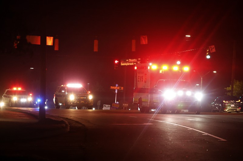 Petugas Polisi Raleigh berjalan dari pintu ke pintu memeriksa penduduk di lingkungan Hedingham dan daerah Jalur Sungai Neuse di Raleigh, North Carolina. Kamis malam (13/10/2022). Sedikitnya lima orang tewas dalam insiden penembakan brutal yang terjadi sekitar pukul 17.00 waktu setempat, di dekat Jalur Hijau Sungai Neus. Atas kejadiaan tersebut satu orang telah ditangkap. (Travis Long/The News & Observer via AP)