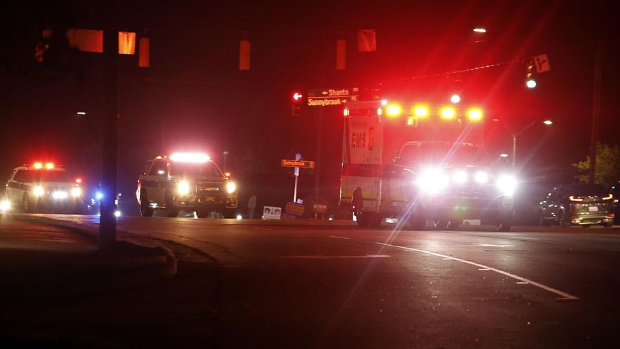 Petugas Polisi Raleigh berjalan dari pintu ke pintu memeriksa penduduk di lingkungan Hedingham dan daerah Jalur Sungai Neuse di Raleigh, North Carolina. Kamis malam (13/10/2022). Sedikitnya lima orang tewas dalam insiden penembakan brutal yang terjadi sekitar pukul 17.00 waktu setempat, di dekat Jalur Hijau Sungai Neus. Atas kejadiaan tersebut satu orang telah ditangkap. (Travis Long/The News & Observer via AP)