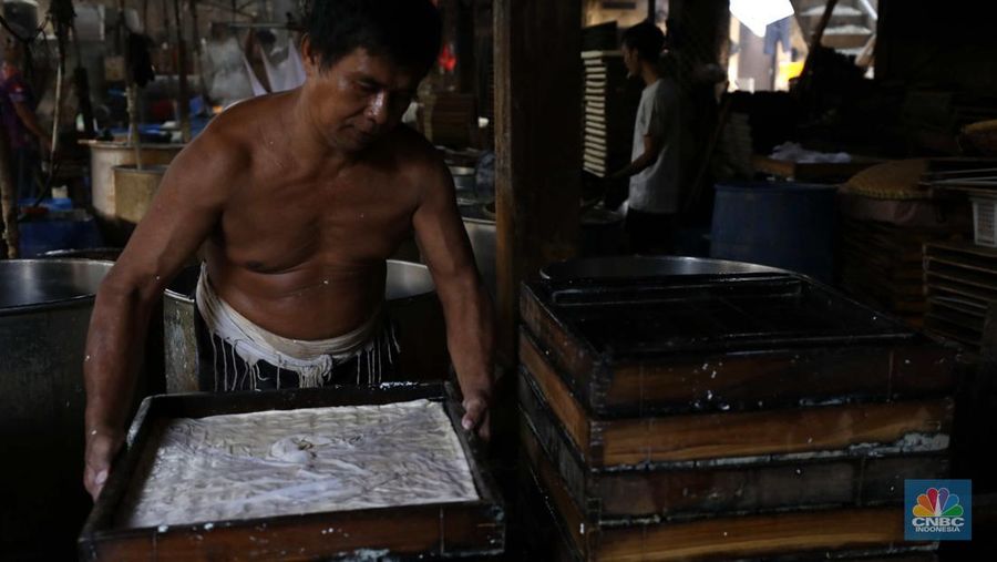 Pekerja menyelesaikan pembuatan tahu di Pabrik Tahu di kawasan Jakarta, Jumat (14/10/2022). (CNBC Indonesia/ Tri Susilo)