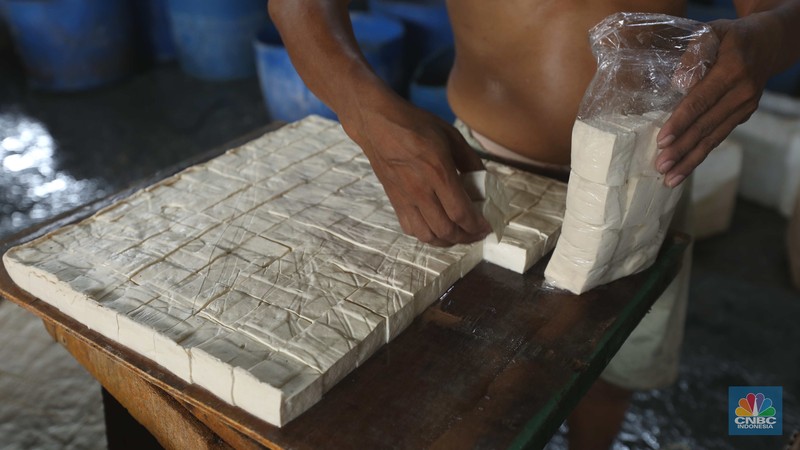Pekerja menyelesaikan pembuatan tahu di Pabrik Tahu di kawasan Jakarta, Jumat (14/10/2022). (CNBC Indonesia/ Tri Susilo)