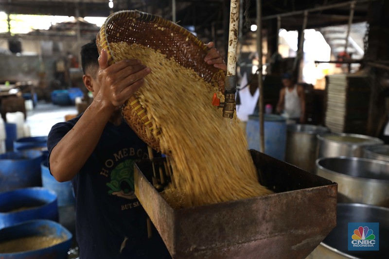Pengrajin Tahu Pekerja menyelesaikan pembuatan tahu di Pabrik Tahu di kawasan Jakarta, Jumat (14/10/2022). (CNBC Indonesia/ Tri Susilo)