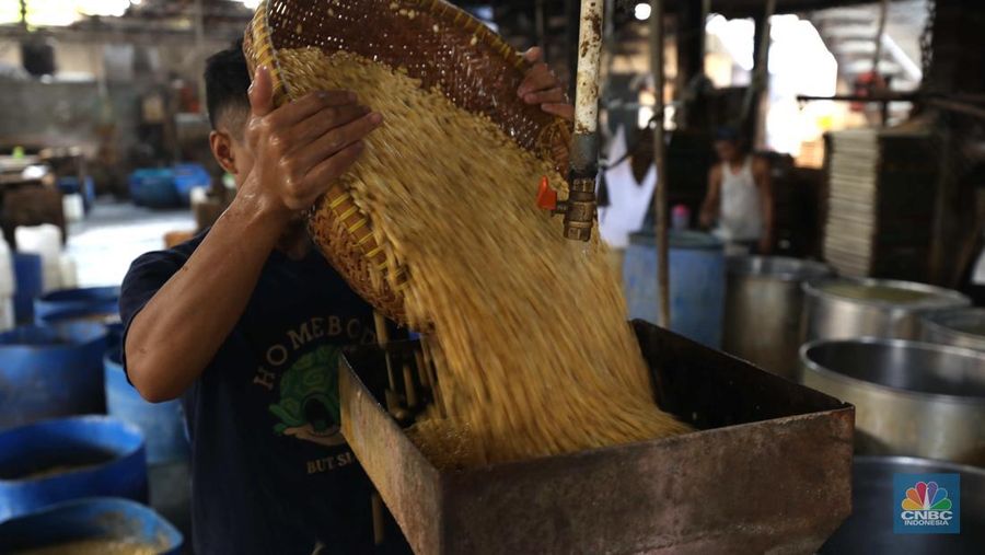 Pekerja menyelesaikan pembuatan tahu di Pabrik Tahu di kawasan Jakarta, Jumat (14/10/2022). (CNBC Indonesia/ Tri Susilo)