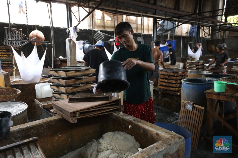 Pekerja menyelesaikan pembuatan tahu di Pabrik Tahu di kawasan Jakarta, Jumat (14/10/2022). (CNBC Indonesia/ Tri Susilo)