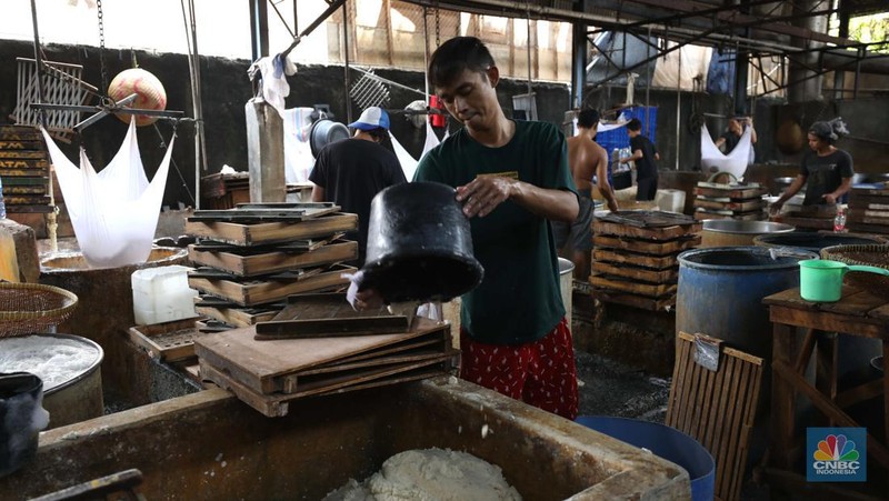 Pekerja menyelesaikan pembuatan tahu di Pabrik Tahu di kawasan Jakarta, Jumat (14/10/2022). (CNBC Indonesia/ Tri Susilo)