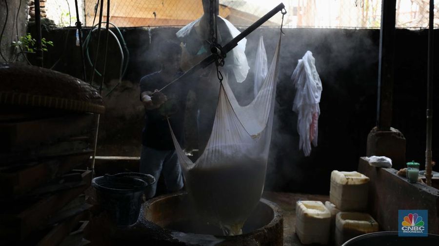 Pekerja menyelesaikan pembuatan tahu di Pabrik Tahu di kawasan Jakarta, Jumat (14/10/2022). (CNBC Indonesia/ Tri Susilo)