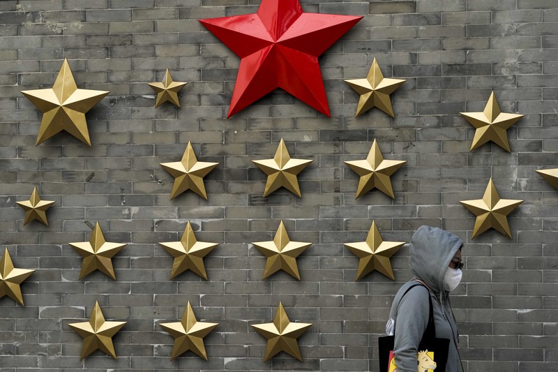 Bendera nasional China dipasang di jalan saat bersiap untuk diselenggarakanya Kongres Nasional ke-20 Partai Komunis China, di Beijing, China, Selasa (11/10/2022). Partai Komunis China (PKC) bakal menyelenggarakan kongres lima tahunan mereka yang ke-20 pada 16 Oktober mendatang. (REUTERS/Thomas Peter)