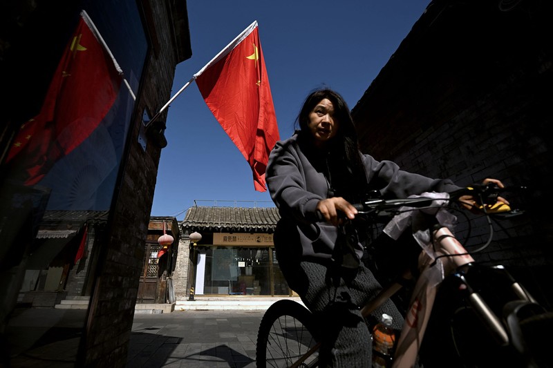 Bendera nasional China dipasang di jalan saat bersiap untuk diselenggarakanya Kongres Nasional ke-20 Partai Komunis China, di Beijing, China, Selasa (11/10/2022). Partai Komunis China (PKC) bakal menyelenggarakan kongres lima tahunan mereka yang ke-20 pada 16 Oktober mendatang. (REUTERS/Thomas Peter)