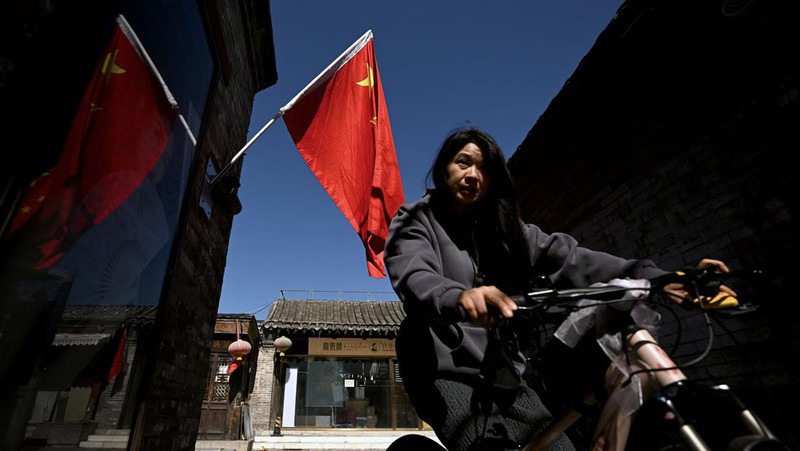 Bendera nasional China dipasang di jalan saat bersiap untuk diselenggarakanya Kongres Nasional ke-20 Partai Komunis China, di Beijing, China, Selasa (11/10/2022). Partai Komunis China (PKC) bakal menyelenggarakan kongres lima tahunan mereka yang ke-20 pada 16 Oktober mendatang. (REUTERS/Thomas Peter)
