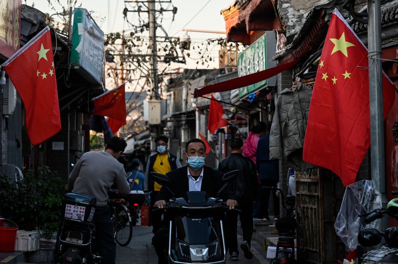 Bendera nasional China dipasang di jalan saat bersiap untuk diselenggarakanya Kongres Nasional ke-20 Partai Komunis China, di Beijing, China, Selasa (11/10/2022). Partai Komunis China (PKC) bakal menyelenggarakan kongres lima tahunan mereka yang ke-20 pada 16 Oktober mendatang. (REUTERS/Thomas Peter)