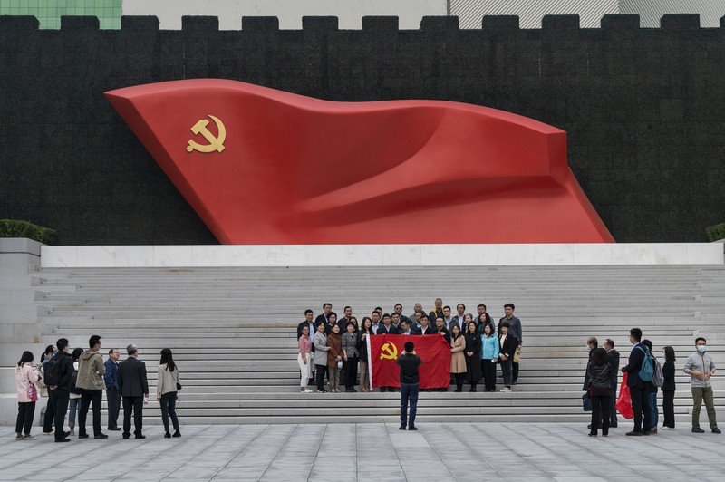 Bendera nasional China dipasang di jalan saat bersiap untuk diselenggarakanya Kongres Nasional ke-20 Partai Komunis China, di Beijing, China, Selasa (11/10/2022). Partai Komunis China (PKC) bakal menyelenggarakan kongres lima tahunan mereka yang ke-20 pada 16 Oktober mendatang. (REUTERS/Thomas Peter)
