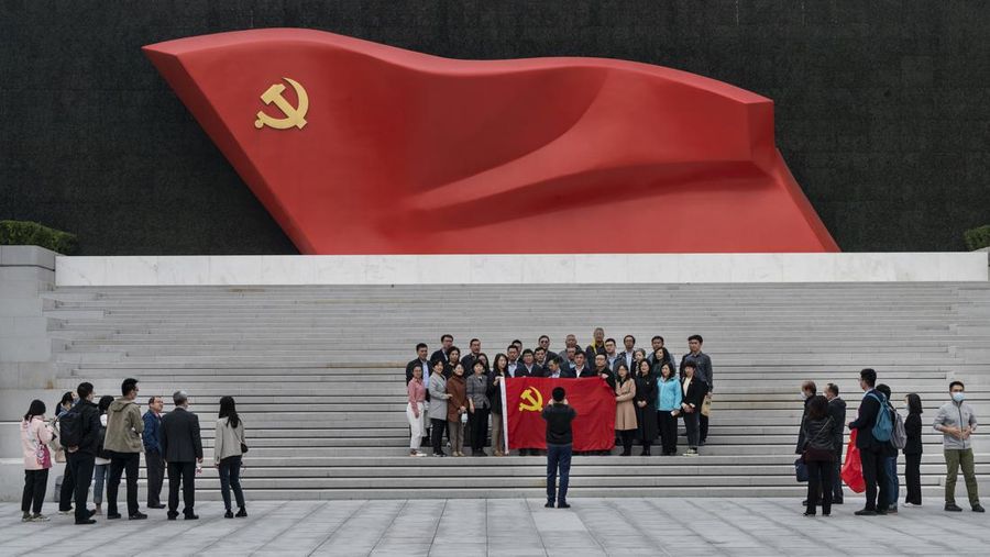 Bendera nasional China dipasang di jalan saat bersiap untuk diselenggarakanya Kongres Nasional ke-20 Partai Komunis China, di Beijing, China, Selasa (11/10/2022). Partai Komunis China (PKC) bakal menyelenggarakan kongres lima tahunan mereka yang ke-20 pada 16 Oktober mendatang. (REUTERS/Thomas Peter)