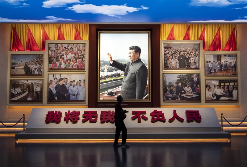 Bendera nasional China dipasang di jalan saat bersiap untuk diselenggarakanya Kongres Nasional ke-20 Partai Komunis China, di Beijing, China, Selasa (11/10/2022). Partai Komunis China (PKC) bakal menyelenggarakan kongres lima tahunan mereka yang ke-20 pada 16 Oktober mendatang. (REUTERS/Thomas Peter)