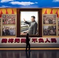 Seorang pengunjung berjalan di dekat pajangan yang menunjukkan gambar Presiden China Xi Jinping di Museum Partai Komunis di Beijing, China, Kamis (13/10/2022). Partai KomunisChina (PKC) bakal menyelenggarakan kongres lima tahunan mereka yang ke-20 pa