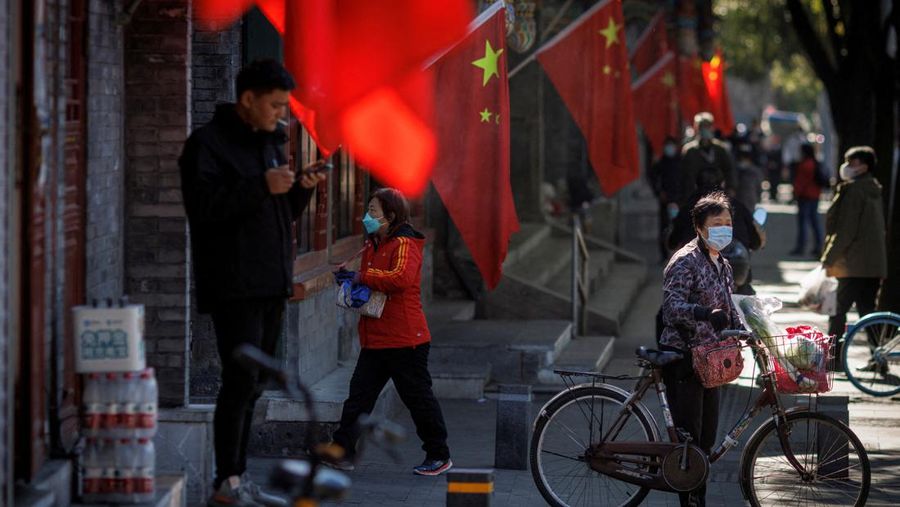 Bendera nasional China dipasang di jalan saat bersiap untuk diselenggarakanya Kongres Nasional ke-20 Partai Komunis China, di Beijing, China, Selasa (11/10/2022). Partai Komunis China (PKC) bakal menyelenggarakan kongres lima tahunan mereka yang ke-20 pada 16 Oktober mendatang. (REUTERS/Thomas Peter)