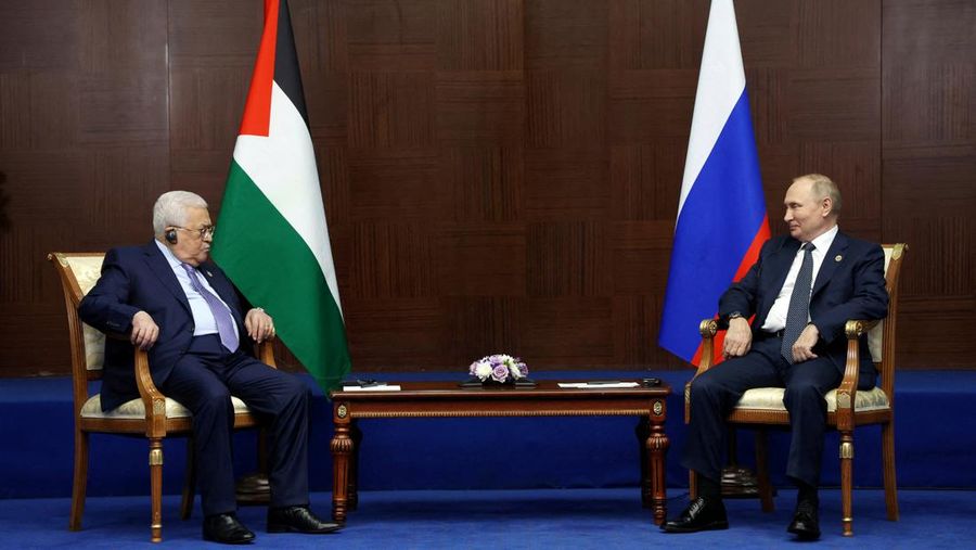 Presiden Rusia Vladimir Putin dan Presiden Palestina Mahmoud Abbas bertemu di sela-sela KTT ke-6 Konferensi tentang Langkah-langkah Interaksi dan Membangun Kepercayaan di Asia (CICA), di Astana, Kazakhstan, Kamis (13/10/2022). (Sputnik/Vyacheslav Prokofyev/Pool via REUTERS)