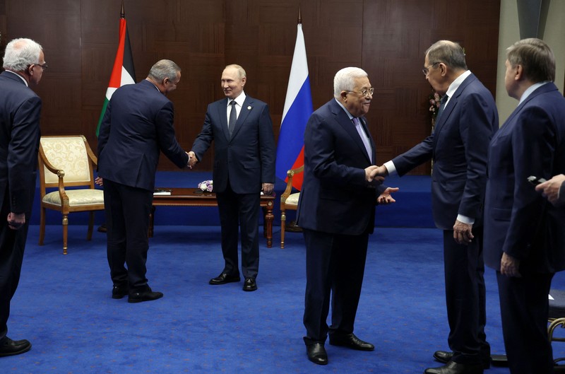 Presiden Rusia Vladimir Putin bertemu dengan Presiden Palestina Mahmud Abbas di sela-sela Konferensi Tingkat Tinggi Keenam tentang Interaksi dan Tindakan Membangun Keyakinan di Asia (CICA), di Astana, Kazakhstan, Kamis (13/10/2022). (Photo by VYACHESLAV PROKOFYEV/SPUTNIK/AFP via Getty Images)