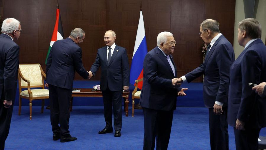 Presiden Rusia Vladimir Putin bertemu dengan Presiden Palestina Mahmud Abbas di sela-sela Konferensi Tingkat Tinggi Keenam tentang Interaksi dan Tindakan Membangun Keyakinan di Asia (CICA), di Astana, Kazakhstan, Kamis (13/10/2022). (Photo by VYACHESLAV PROKOFYEV/SPUTNIK/AFP via Getty Images)