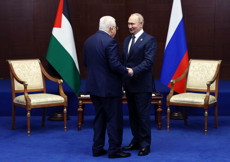 Presiden Rusia Vladimir Putin bertemu dengan Presiden Palestina Mahmud Abbas di sela-sela Konferensi Tingkat Tinggi Keenam tentang Interaksi dan Tindakan Membangun Keyakinan di Asia (CICA), di Astana, Kazakhstan, Kamis (13/10/2022). (Photo by VYACHESLAV PROKOFYEV/SPUTNIK/AFP via Getty Images)