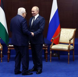 Potret Mesra Pertemuan Putin dan Presiden Palestina