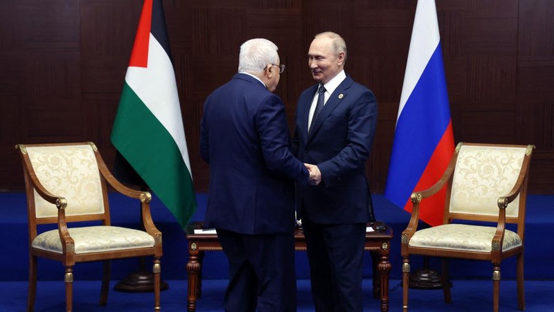 Presiden Rusia Vladimir Putin bertemu dengan Presiden Palestina Mahmud Abbas di sela-sela Konferensi Tingkat Tinggi Keenam tentang Interaksi dan Tindakan Membangun Keyakinan di Asia (CICA), di Astana, Kazakhstan, Kamis (13/10/2022). (Photo by VYACHESLAV PROKOFYEV/SPUTNIK/AFP via Getty Images)