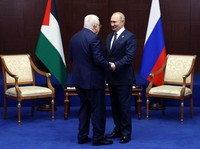 Potret Mesra Pertemuan Putin dan Presiden Palestina
