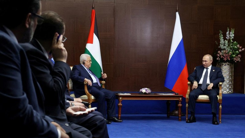 Presiden Rusia Vladimir Putin bertemu dengan Presiden Palestina Mahmud Abbas di sela-sela Konferensi Tingkat Tinggi Keenam tentang Interaksi dan Tindakan Membangun Keyakinan di Asia (CICA), di Astana, Kazakhstan, Kamis (13/10/2022). (Photo by VYACHESLAV PROKOFYEV/SPUTNIK/AFP via Getty Images)
