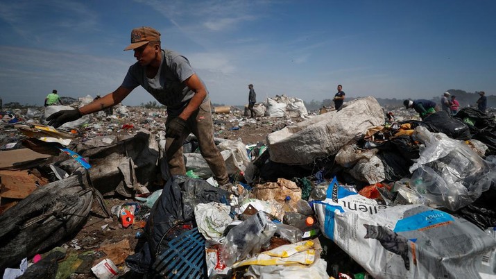 ARGENTINA-INFLATION/POVERTY Waste recyclers look through heaps of waste at a landfill for cardboard, plastic and metal, which they sell while working 12-hour shifts, as Argentina faces one of the world's highest inflation rates, set to top 100% this year, in Lujan, on the outskirts of Buenos Aires, Argentina October 5, 2022. REUTERS/Agustin Marcarian