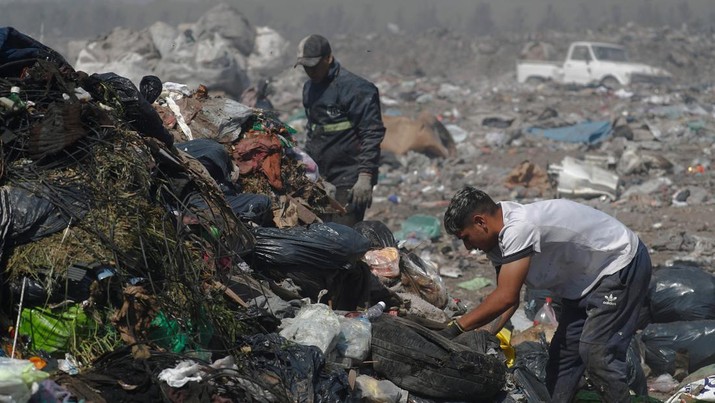 ARGENTINA-INFLATION/POVERTY Waste recyclers look through heaps of waste at a landfill for cardboard, plastic and metal, which they sell while working 12-hour shifts, as Argentina faces one of the world's highest inflation rates, set to top 100% this year, in Lujan, on the outskirts of Buenos Aires, Argentina October 5, 2022. REUTERS/Agustin Marcarian