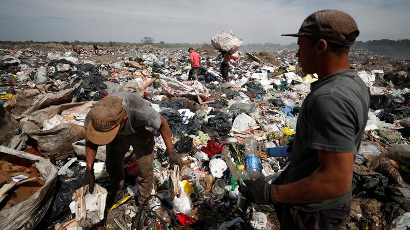 Waste recyclers look through heaps of waste at a landfill for cardboard, plastic and metal, which they sell while working 12-hour shifts, as Argentina faces one of the world's highest inflation rates, set to top 100% this year, in Lujan, on the outskirts of Buenos Aires, Argentina October 5, 2022. REUTERS/Agustin Marcarian