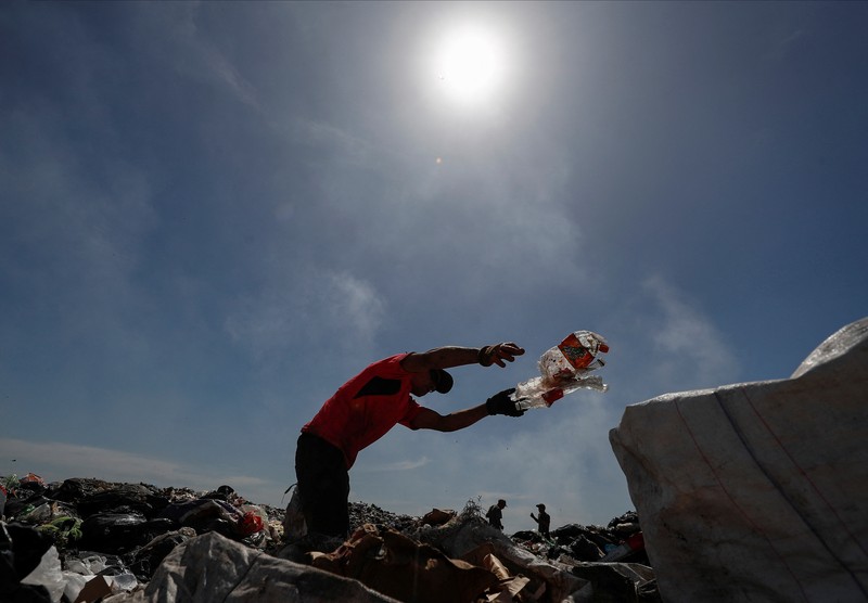 ARGENTINA-INFLATION/POVERTY Waste recyclers look through heaps of waste at a landfill for cardboard, plastic and metal, which they sell while working 12-hour shifts, as Argentina faces one of the world's highest inflation rates, set to top 100% this year, in Lujan, on the outskirts of Buenos Aires, Argentina October 5, 2022. REUTERS/Agustin Marcarian