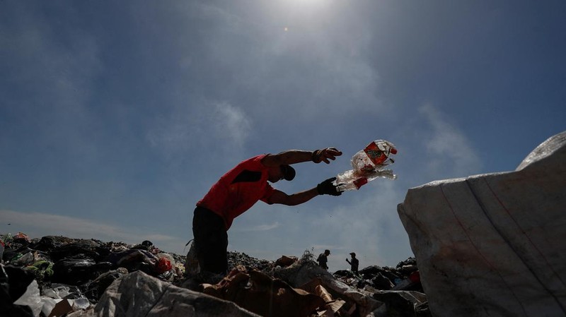 Waste recyclers look through heaps of waste at a landfill for cardboard, plastic and metal, which they sell while working 12-hour shifts, as Argentina faces one of the world's highest inflation rates, set to top 100% this year, in Lujan, on the outskirts of Buenos Aires, Argentina October 5, 2022. REUTERS/Agustin Marcarian